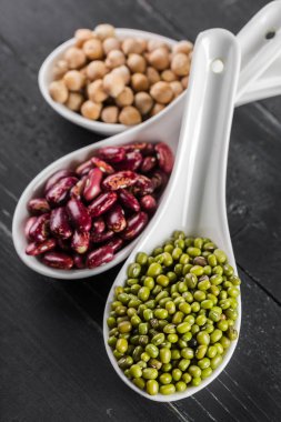 ahşap masa fasulyeli karışımı