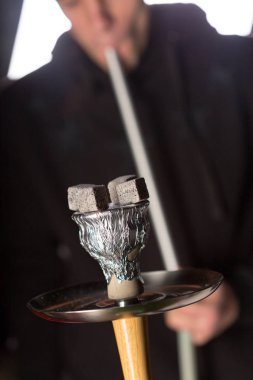 Nargile koyu arka plan üzerinde duman 