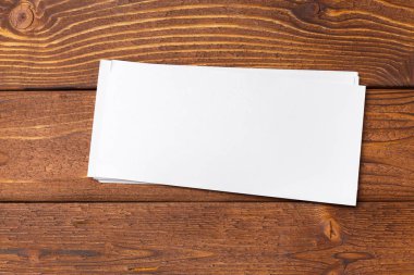 Ahşap masa üzerinde boş çarşafları