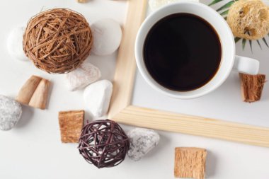 Taşlar ile ahşap tahta üzerinde kahve fincanı