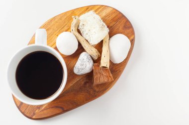 Taşlar ile ahşap tahta üzerinde kahve fincanı