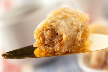 Masanın üzerinde geleneksel Doğu tatlılar