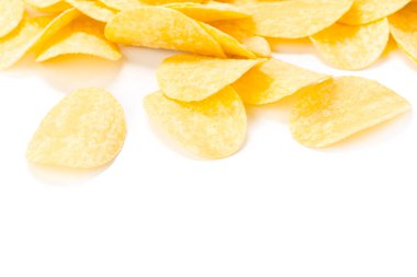 beyaz izole sarı patates cipsi