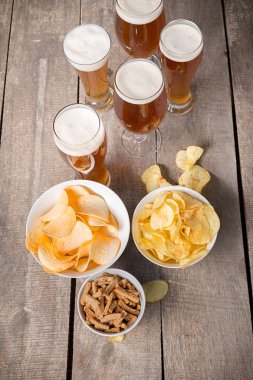 Ahşap arka planda cam bira