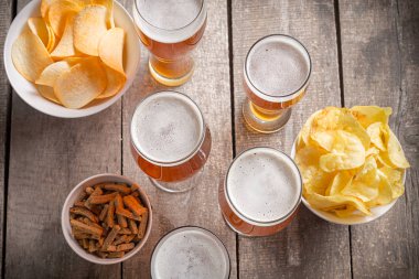 Ahşap arka planda cam bira