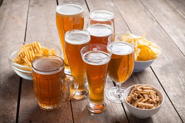 Ahşap arka planda cam bira