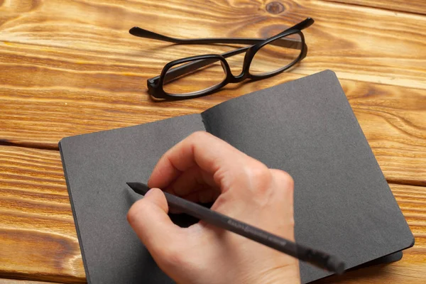 Burla Papel Negro Sobre Mesa Madera — Foto de Stock