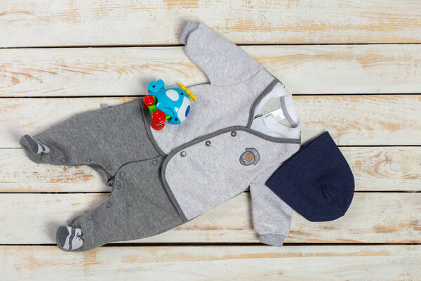 Дети носят на светлом деревянном фоне
