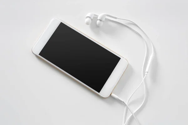 Kopfhörer Und Smartphone Auf Weißem Hintergrund — Stockfoto
