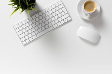 Üstten görünüm ile beyaz ofis büro malzemeleri 