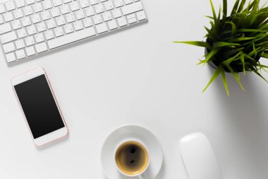 Üstten görünüm ile beyaz ofis büro malzemeleri 