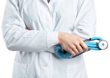Kadın doktor bir stetoskop ile. Beyaz izole.