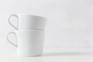 Kahve bardağı beyaz masada yığını