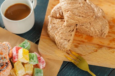 ahşap arka plan üzerinde geleneksel Doğu tatlılar