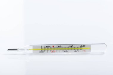 Beyaz arka plan üzerinde izole modern termometre 