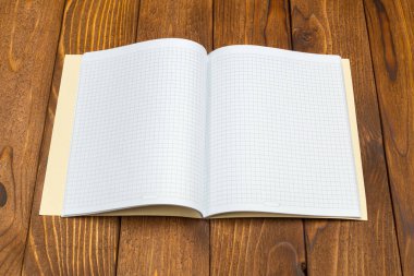 Ofis ahşap masaları, yakından görmek üzerinde boş not defteri