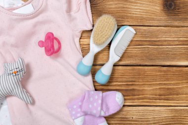 Bebek sayfalar üzerinde ahşap masa, yakından görmek