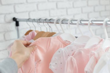 Askı asılı renkli çocuk giyimi