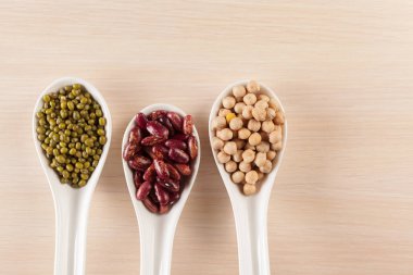 Farklı ahşap arka plan üzerinde kuru fasulye karışık