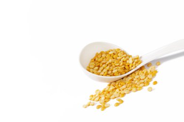 Kuru sarı beyaz arka plan üzerinde izole bezelye