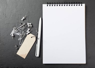 Bllack arka plan üzerinde okul ofis, banka donatımı