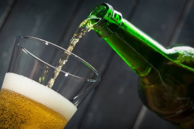 Bardak bira ve bira şişesi, yakından görmek