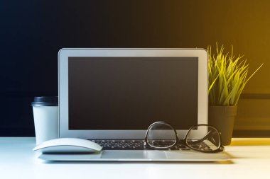 ofis resepsiyon masası bilgisayar ve sarf malzemeleri