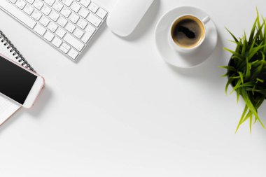 Üstten görünüm ile beyaz ofis büro malzemeleri 