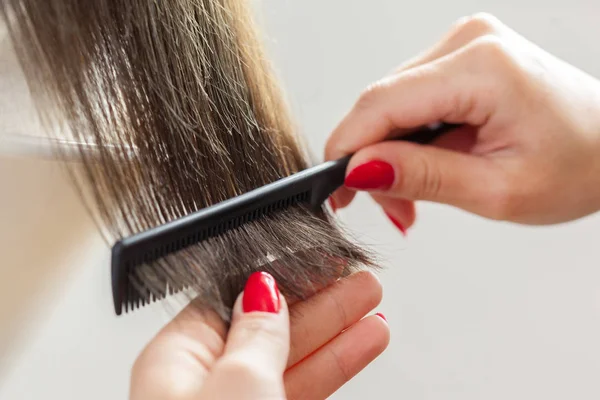 Vue Rapprochée Femme Faisant Coupe Cheveux Dans Salon — Photo