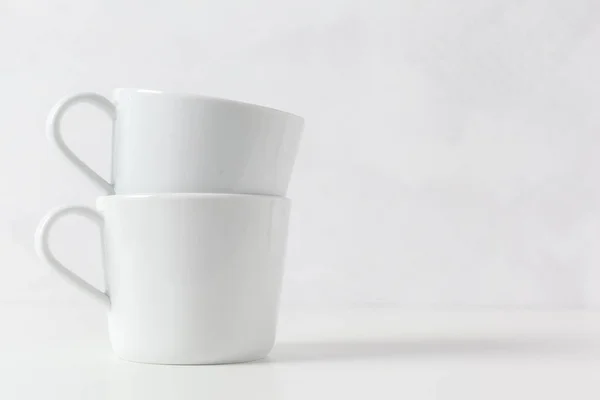白いテーブルの上のコーヒー カップのスタック — ストック写真