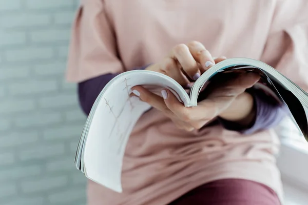 Close View Woman Reading Magazine Home — Stock Photo, Image