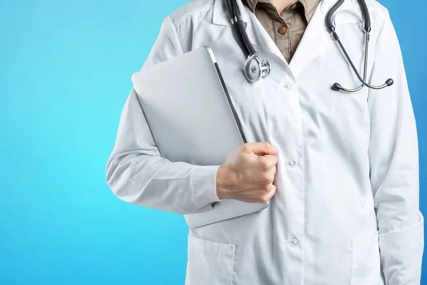 Mãos Médico Mulher Com Laptop — Fotografia de Stock