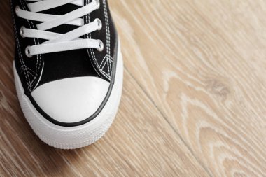 ahşap arka plan üzerinde yeni spor ayakkabı