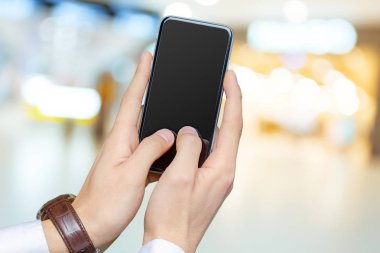 Akıllı cep telefonu kullanan bir adama yaklaş