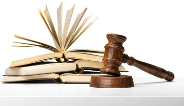 Tahta tokmak ve ahşap masadaki kitaplar.