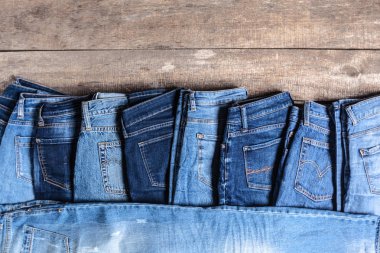 Ahşap zemin üzerinde kot pantolon