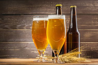 Bardak bira ve bira şişeleri, yakından görmek