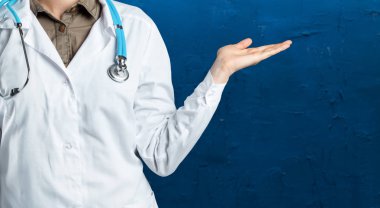 Steteskoplu bir doktor.