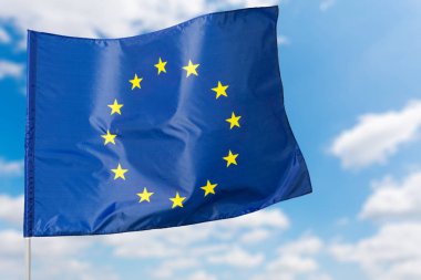 Avrupa bayrak mavi gökyüzü arka plan üzerinde sallayarak