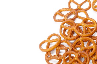 Beyaz arka plan üzerinde izole sırlı ve tuzlu kraker