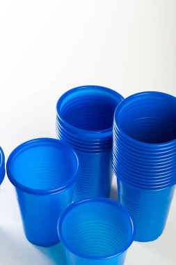 Mavi tek kullanımlık plastik gözlük