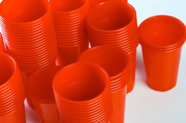 kırmızı tek kullanımlık plastik gözlük