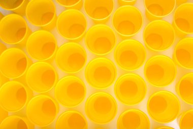 sarı tek kullanımlık plastik gözlük, görünümü kadar yakın