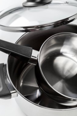 Paslanmaz çelik tencere ve tava üzerinde beyaz izole