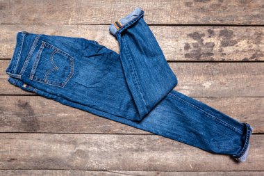 Ahşap zemin üzerinde kot pantolon