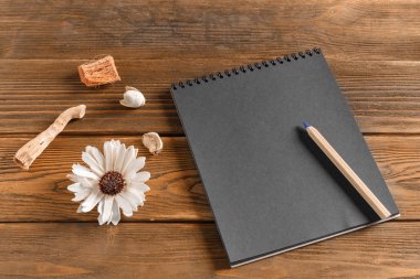 Boş defter ile çiçek vintage ahşap tablo