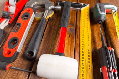 Ahşap arka planda çeşitli çalışma araçları