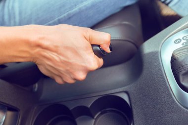 Kadın sürücü araba kullanıyor.