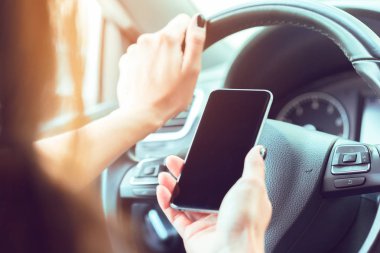 sürücü bir cep telefonu ile