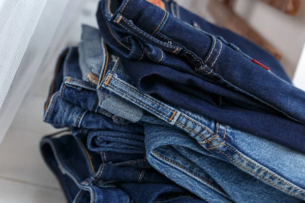 Vista Cercana Pila Jeans Azules — Foto de Stock